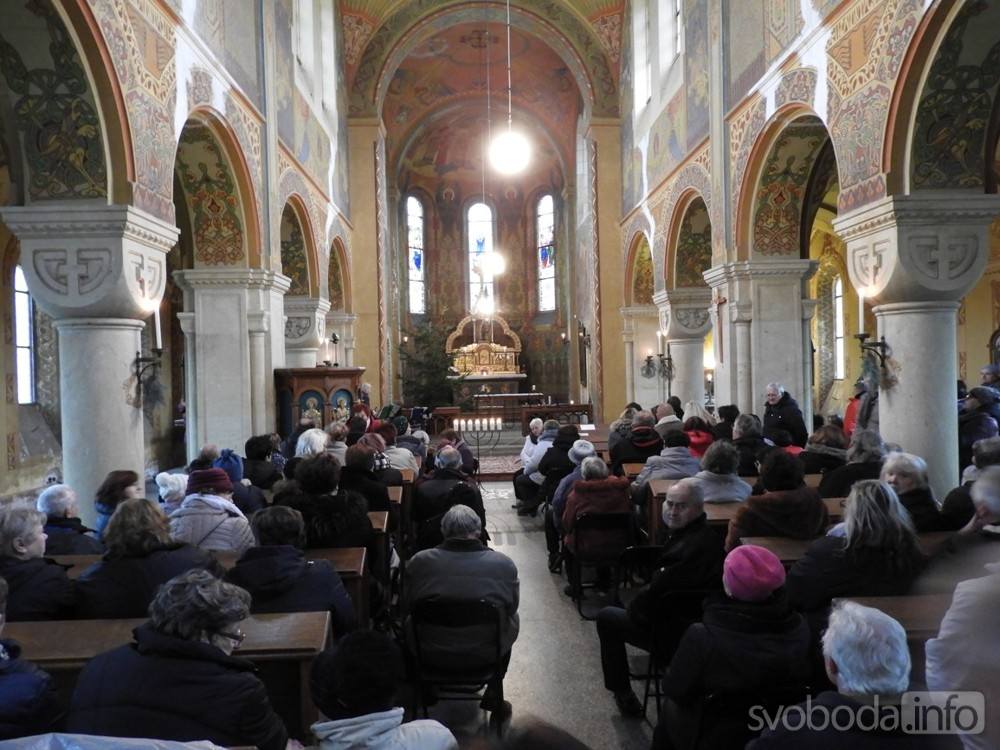 Foto, video: Adventní koncert v kostele na Gruntě si připravil komorní pěvecký sbor Freetet