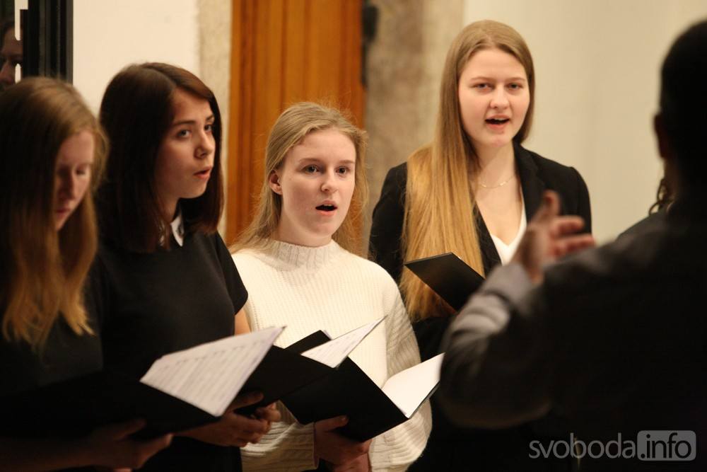 Foto: Pátek před třetím adventním víkendem zpříjemnil koncert dvou sborů ZUŠ Kutná Hora