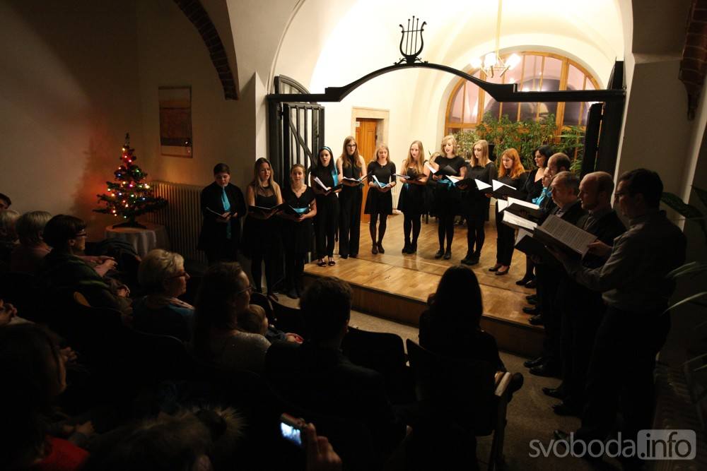 Foto: Pátek před třetím adventním víkendem zpříjemnil koncert dvou sborů ZUŠ Kutná Hora