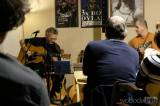 20181212235335_DSCF6419: Foto, video: V kutnohorské kavárně Blues Café zahráli Tony Ackerman a Zdeněk Jahoda