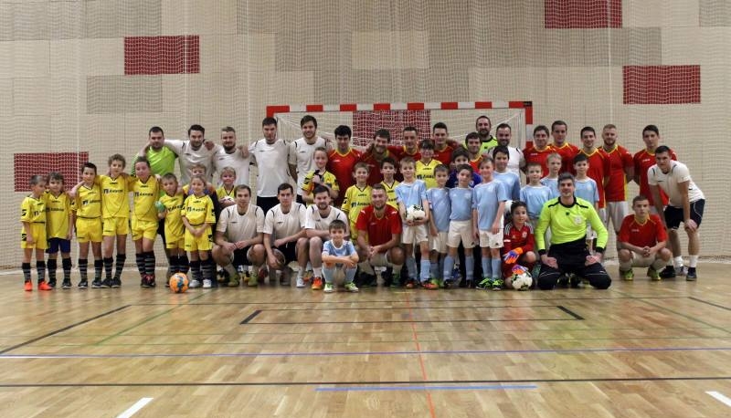 Foto: Futsalový podvečer vynesl pro kutnohorský útulek přes dvacet tisíc korun! 