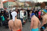 20181223195353_IMG_1401: Foto: Judisté porovnávali pekáče buchet, poražení se museli vydat na trestný okruh centrem Čáslavi