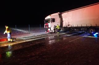 Foto: Havárie kamionu na Kolínsku uzavřela na čtyři hodiny dálnici D11