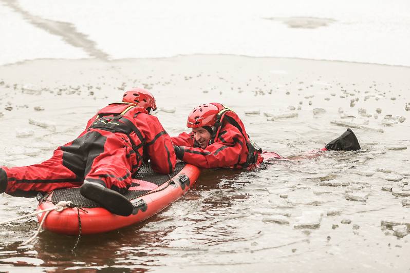 Foto: Kolínští hasiči trénovali záchranu z probořeného ledu