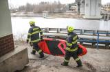 20190124123220_x-5663: Foto: Kolínští hasiči trénovali záchranu z probořeného ledu