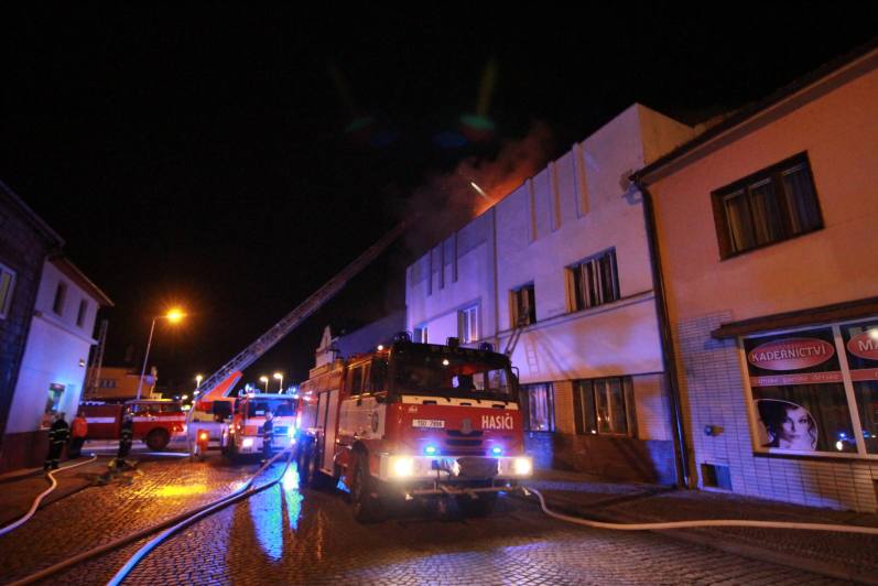 Foto: Požár bytového domu v Pečkách likvidovalo osm jednotek