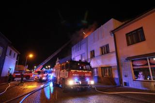 Foto: Požár bytového domu v Pečkách likvidovalo osm jednotek