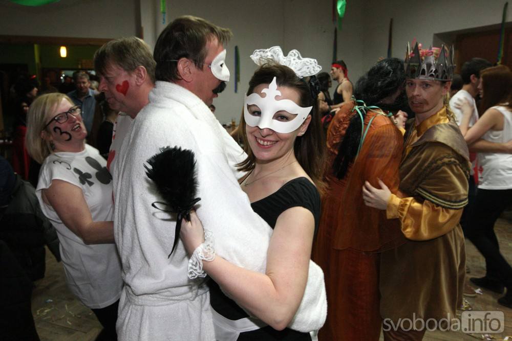 Foto: Maskám na karnevale ve Vlkanči zahrála domácí skupina Na Plech