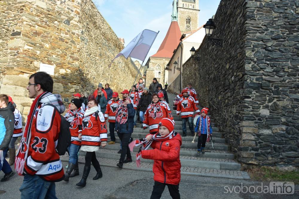 Foto: Hokejové derby v regionu láká, fanoušci HC Čáslav vyrazili na stadion průvodem!