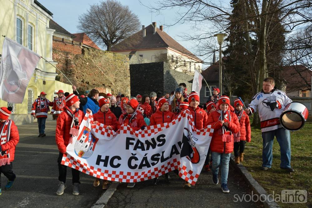 Foto: Hokejové derby v regionu láká, fanoušci HC Čáslav vyrazili na stadion průvodem!