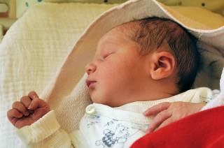 Rodiče nestihli porodnici, chlapeček se narodil v Zásmukách u autobusové zastávky