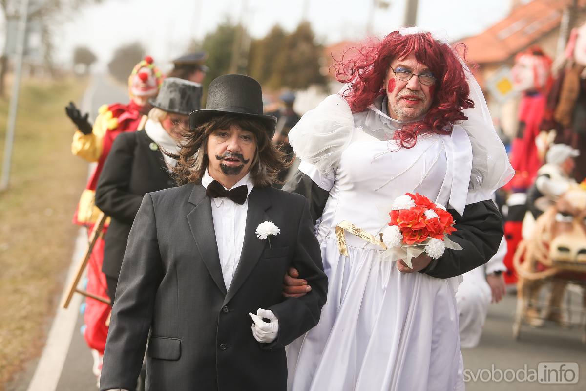 Foto: Při masopustu na Pašince nemohla v průvodu chybět ani krásná nevěsta