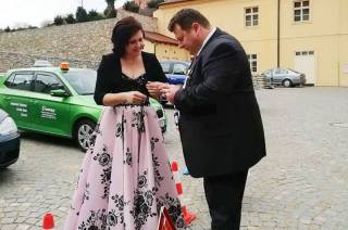 Zkušební komisař Petr Rychtář obstál u svatebního obřadu, do společného života vykročili s Romanou Hýnovou