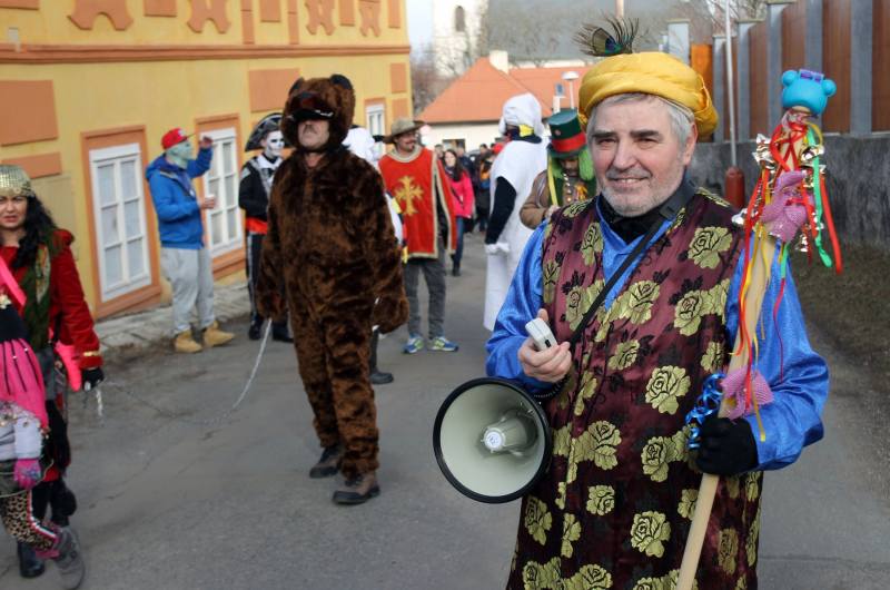 Foto: Průvod masek vyrazil do ulic Kaňku v rámci tradičního masopustu