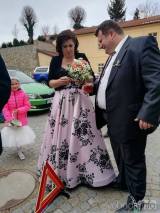 20190223123127_svatba13: Zkušební komisař Petr Rychtář obstál u svatebního obřadu, do společného života vykročili s Romanou Hýnovou