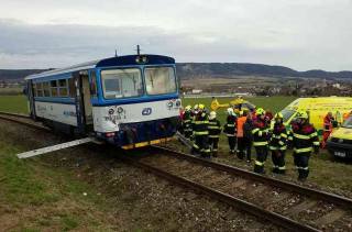 Foto: Srážka vlaků mezi Žleby a Ronovem nad Doubravou si vyžádala několik zranění