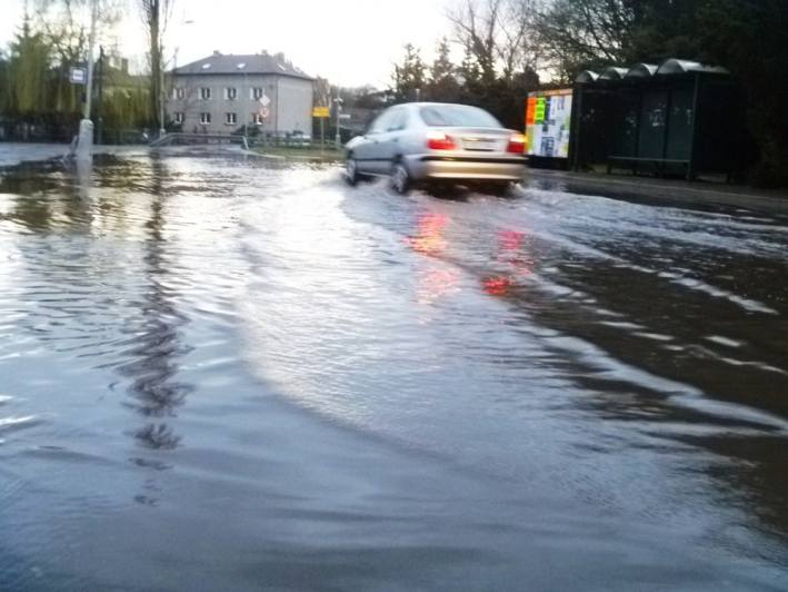 Foto: Vytrvalý déšť zatopil ulice Sadová a Jetelová v Čáslavi