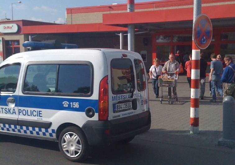 Strážníci Městské policie Kolín zadrželi hledanou osobu, kouřila několik metrů od jejich služebny 