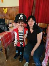 20190326201255_30: Foto: Piráti obsadili paběnickou sokolovnu, s dětmi si na karnevale pohráli a zasoutěžili