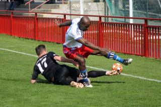 Kutnohorští fotbalisté málem obrali lídra o body, hosté rozhodli v závěru utkání