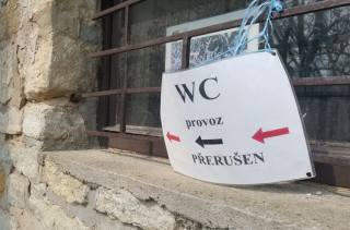 Záchodky u Vlašského dvora zůstanou ještě zavřené, turisty budou směrovat do Libušiny ulice