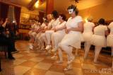 20190421011213_5G6H3896: Foto: Fialkový ples pozdravily žlebské ženy klasickým baletem „Labutí jezero“