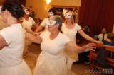 20190421011214_5G6H3934: Foto: Fialkový ples pozdravily žlebské ženy klasickým baletem „Labutí jezero“