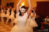 20190421011214_5G6H3941: Foto: Fialkový ples pozdravily žlebské ženy klasickým baletem „Labutí jezero“