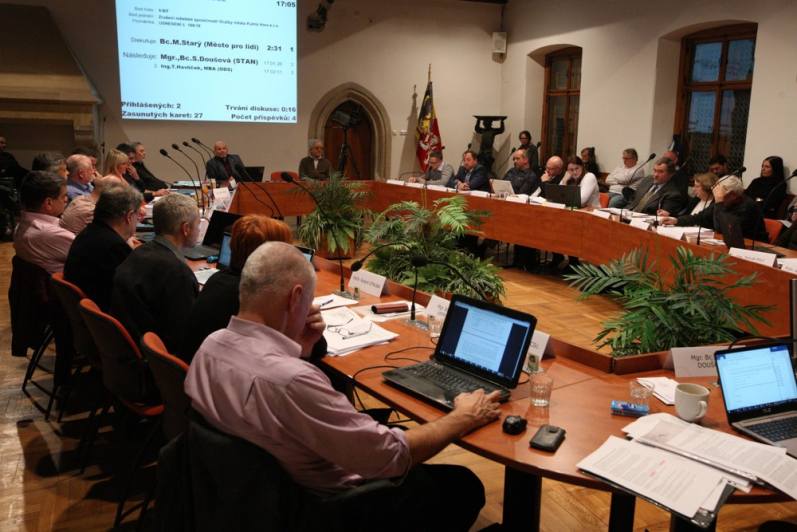 Radní poptávají nový hlasovací systém do Rytířského sálu pro jednání zastupitelů