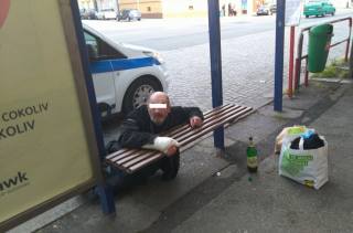 Opilec ze Slovenska se povaloval na zastávce MHD v Kolíně