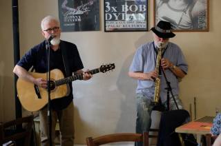V kutnohorské kavárně Blues Café zahráli Robert „Bob“ Wiliamson a Joe Kučera