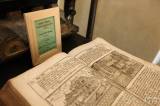 20190620210252_5G6H8078: Vzácné Bible vystavují v kutnohorské Knihtiskárně až do neděle