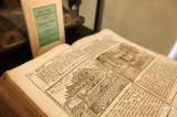 20190620210253_5G6H8079: Vzácné Bible vystavují v kutnohorské Knihtiskárně až do neděle