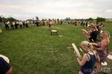 20190622203022_5G6H0112: Foto: Letní slunovrat přivítali u menhirů v Kutné Hoře společným bubnováním