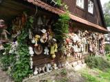20190730092917_56: Ve Rváčově u Hlinska naleznete "Dům oběšených panenek“