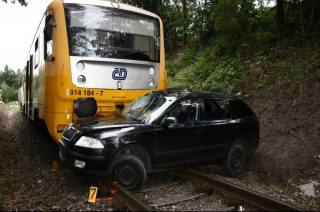 Na železničním přejezdu v Hodkově se střetl vlak s osobním vozidlem