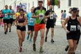 20190810110455_IMG_2958: Foto: Na start Dačického dvanáctky se postavilo přes tři stovky běžců!