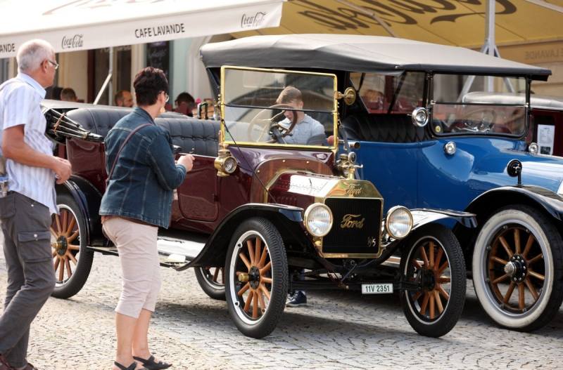 Foto: Do centra Kutné Hory dorazila první historická vozidla, závod odstartuje v sobotu!