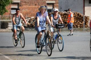 Foto: Letní prázdniny zakončili ze sedel historických bicyklů, letos si připomněli Závod míru!