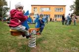 20190926215234_5G6H1768: Foto: Děti ve Žlebech si užívaly nové herní prvky na hřišti i „Šmoulí olympiádu“!