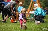 20190926215241_5G6H2016: Foto: Děti ve Žlebech si užívaly nové herní prvky na hřišti i „Šmoulí olympiádu“!