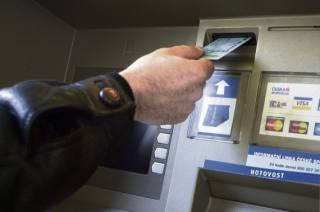 Kutnohorští policisté evidují peníze nalezené v bankomatu a zároveň hledají majitele hotovosti