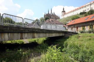 Kutná Hora bude žádat o dotaci na úpravu koryta řeky Vrchlice u parku pod Vlašským dvorem