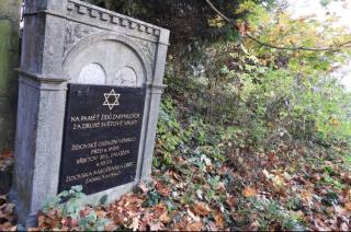 Křišťálovou noc si připomeňme židovským hřbitovem v Uhlířských Janovicích