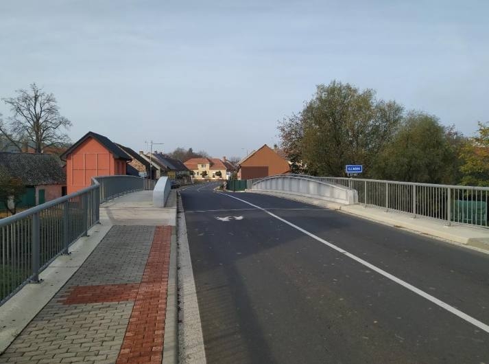 Na začátku listopadu oficiálně převzali do užívání nový most přes řeku Klejnarku v Močovicích