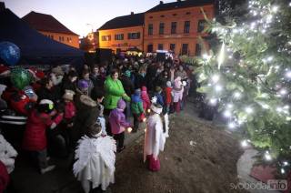 Připravili Vánoční trhy na náměstí ve Zbraslavicích s rozsvícením stromu