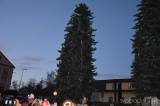 20191129181116_DSC_0005: Foto: Před obecním úřadem v Křeseticích posedmé rozsvítili vánoční strom