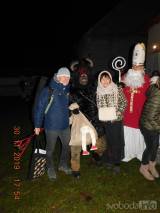 20191201222055_zehuby108: Foto: Vánoční strom v Zehubech rozsvítil anděl za vydatné pomoci dětí