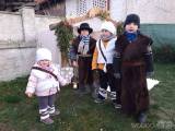20191201222058_zehuby130: Foto: Vánoční strom v Zehubech rozsvítil anděl za vydatné pomoci dětí