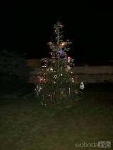 20191201222101_zehuby149: Foto: Vánoční strom v Zehubech rozsvítil anděl za vydatné pomoci dětí